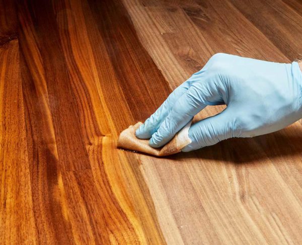 Mẹo nhỏ giúp bạn TẨY VẾT BẨN trên bề mặt nội thất vecni đóng bóng bề mặt gỗ