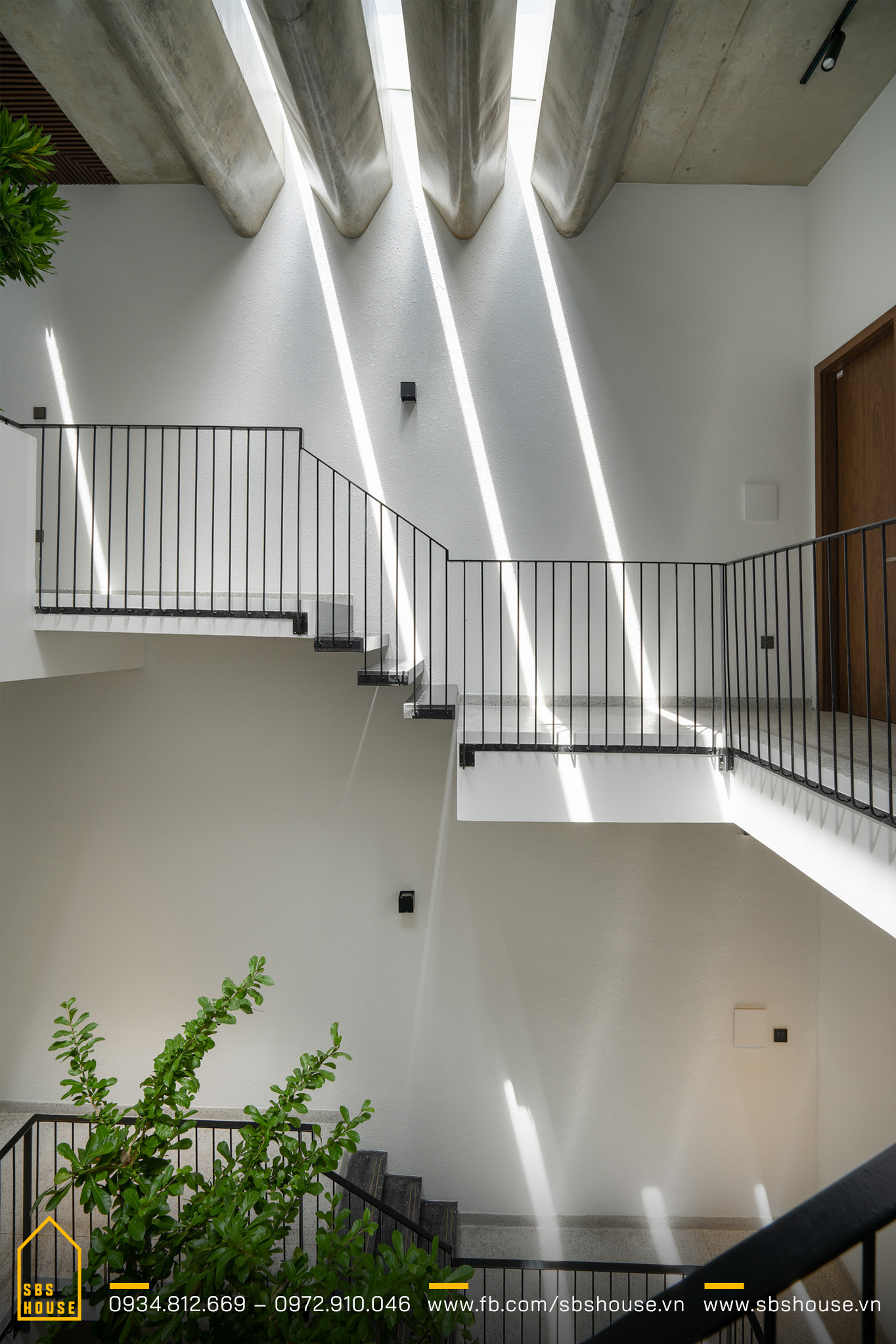 Hệ lam bê tông giúp ánh sáng xuyên vào nhà thành vệt trông khá nghệ thuật