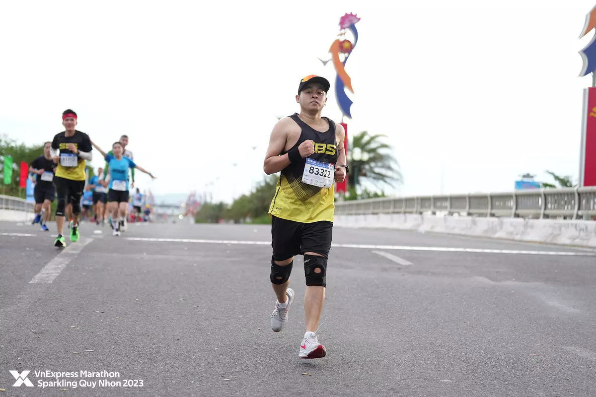 Các thành viên hòa mình vào không khí sôi động của VnExpress Marathon Sparkling Quy Nhơn 2023