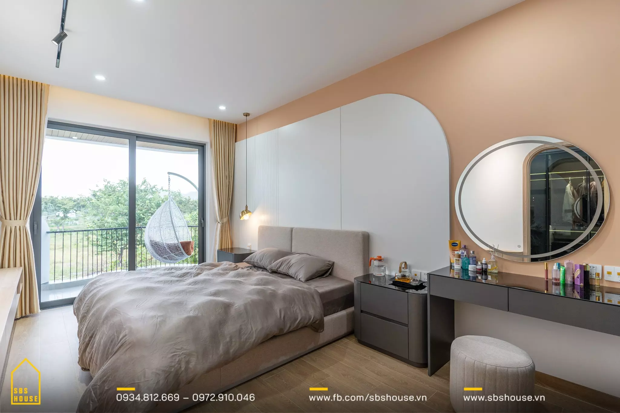 Phòng ngủ được thiết kế với tone màu thanh lịch và nội thất tối giản, tạo nên một không gian thư giãn đúng nghĩa. 