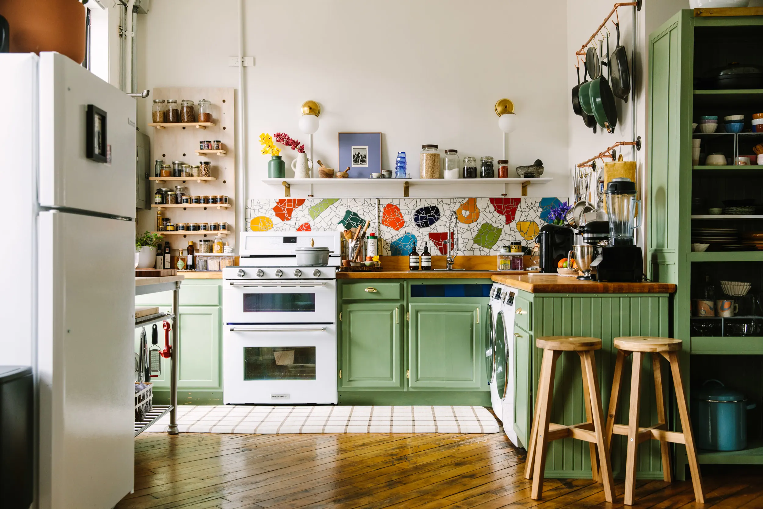 Phòng bếp với tone màu xanh pastel tinh tế và cuốn hút