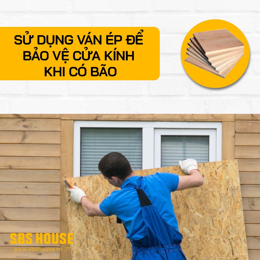 Cách gia cố cửa kính cường lực khi có bão bằng ván ép