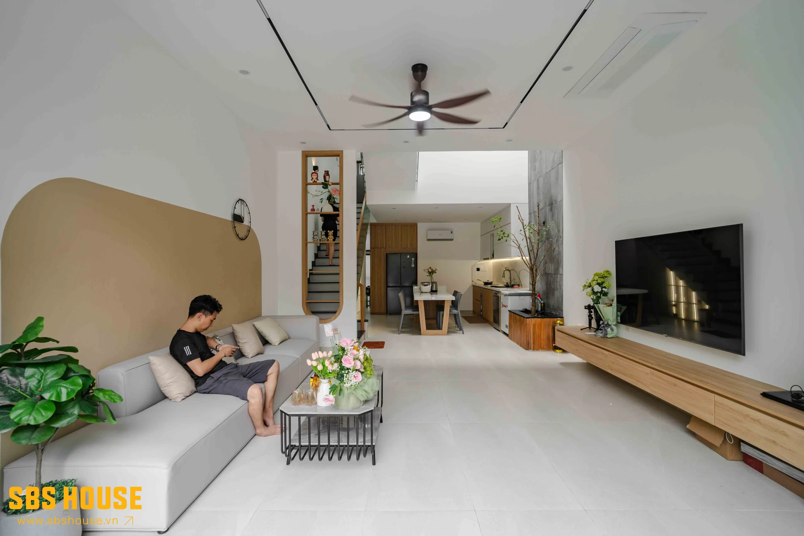 Hình ảnh phòng khách nhà ống thực tế trong công trình SBS HOUSE thiết kế và thi công