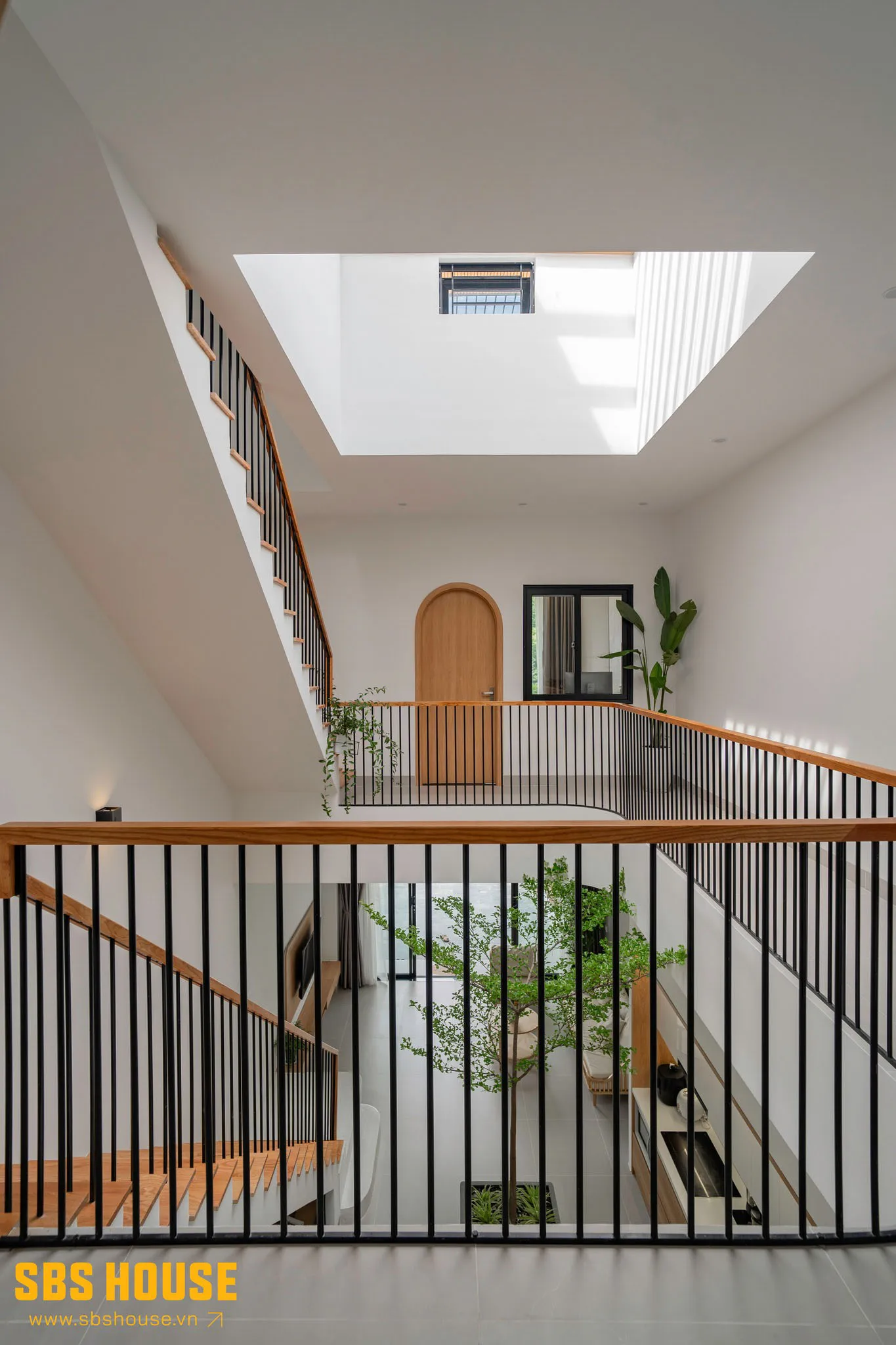 giếng trời giữa nhà cho không gian sống 5x20m thêm thoáng đãng
