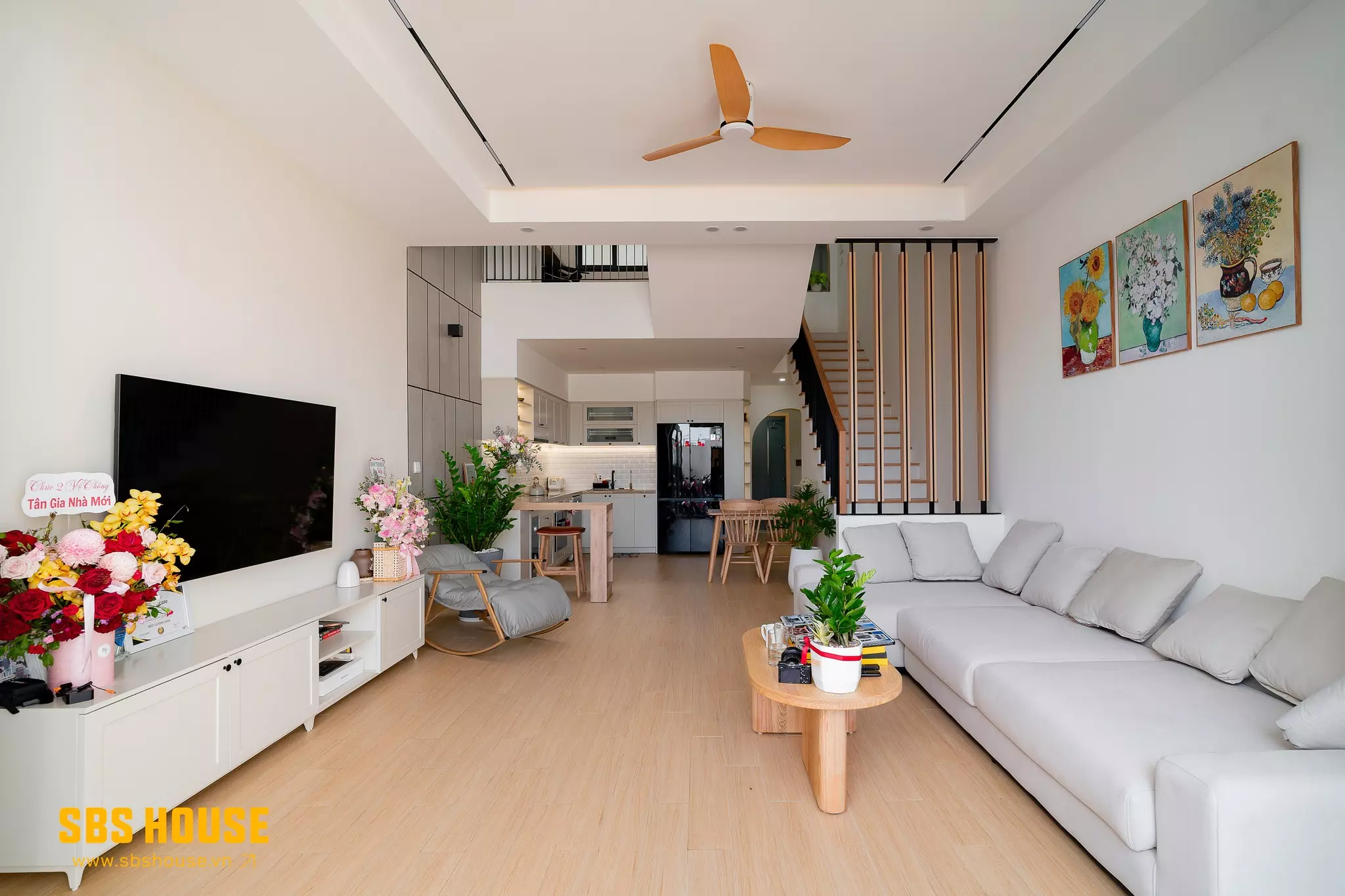 sàn gỗ cho phòng khách phù hợp với tổng thể kiến trúc của ngôi nhà 