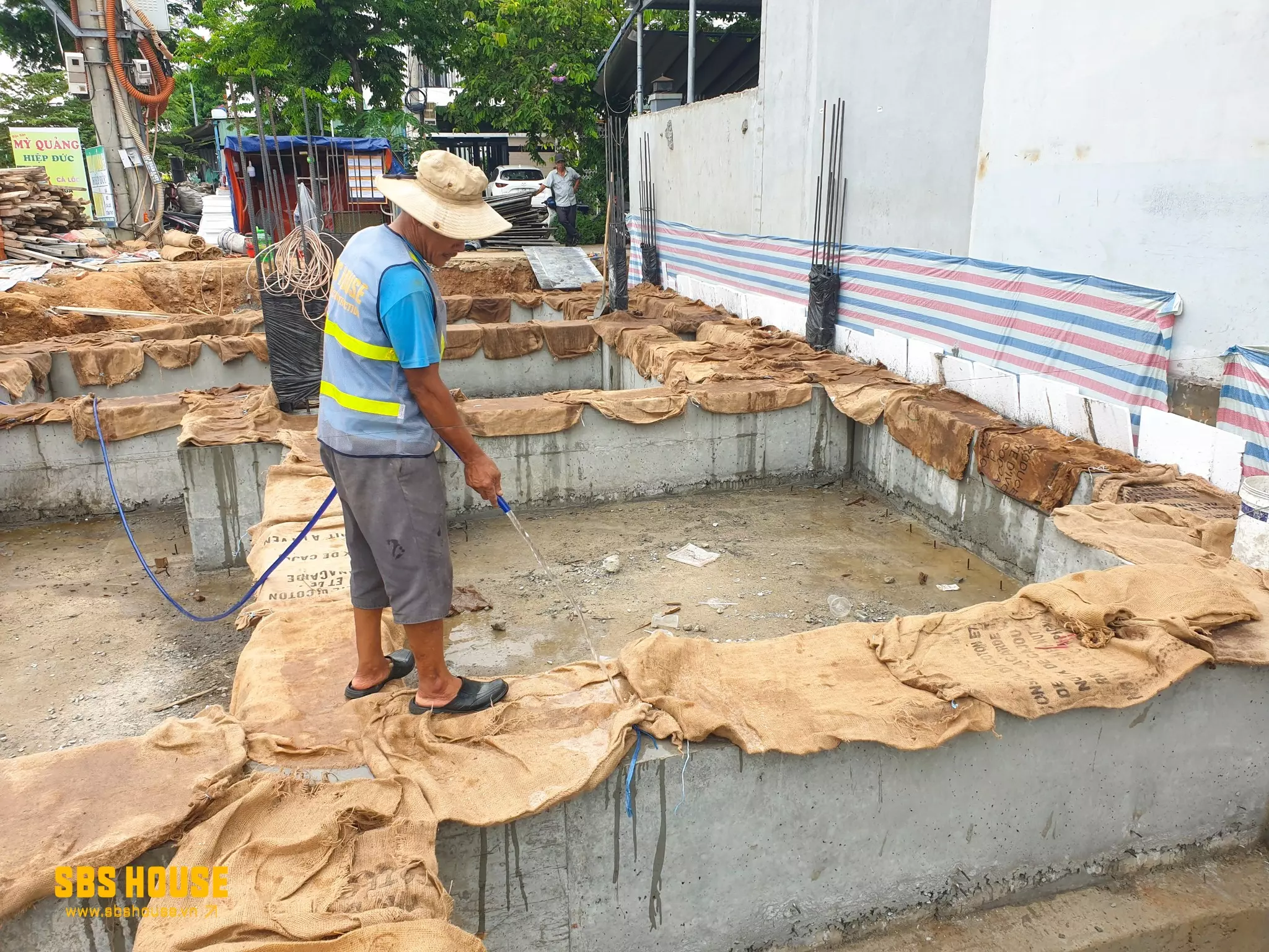 đổ bê tông móng thì bao lâu tưới nước bảo dưỡng