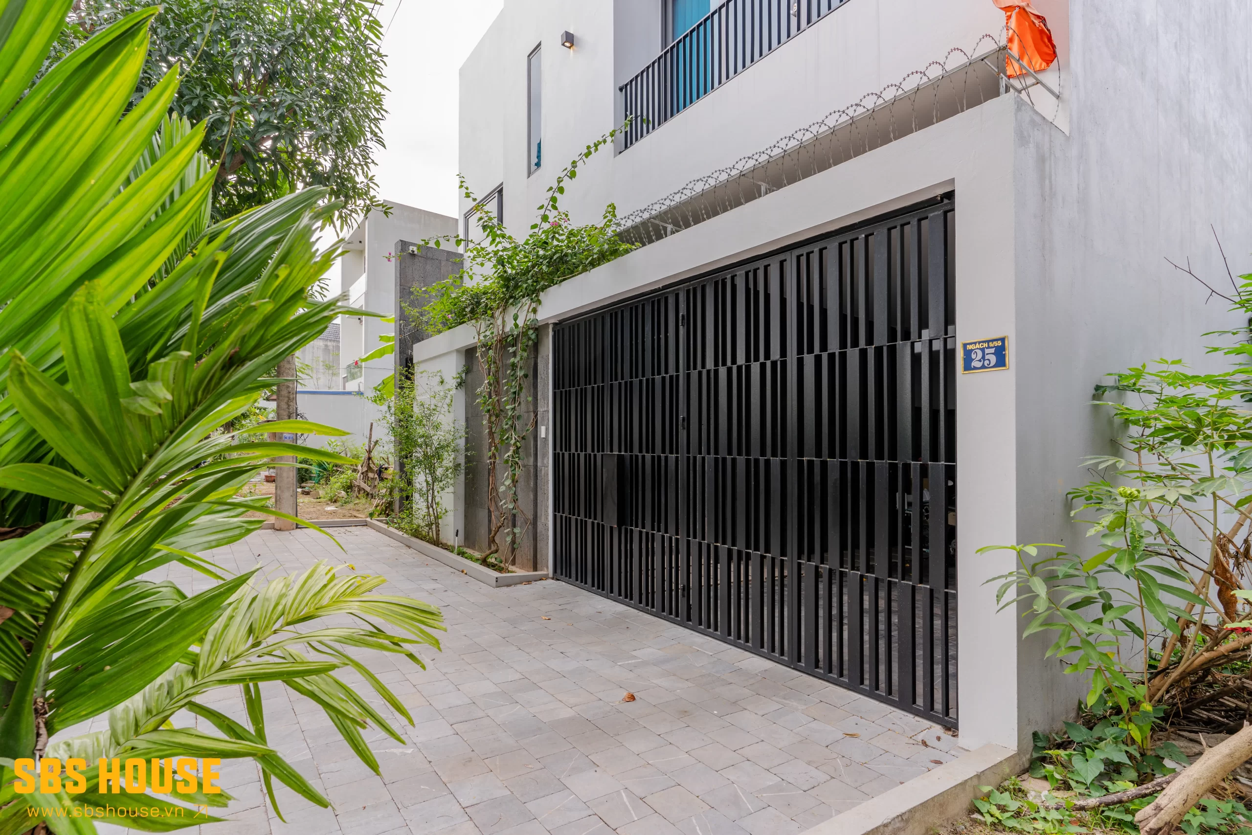 Cổng nhà đẹp ở nông thôn 4 cánh
