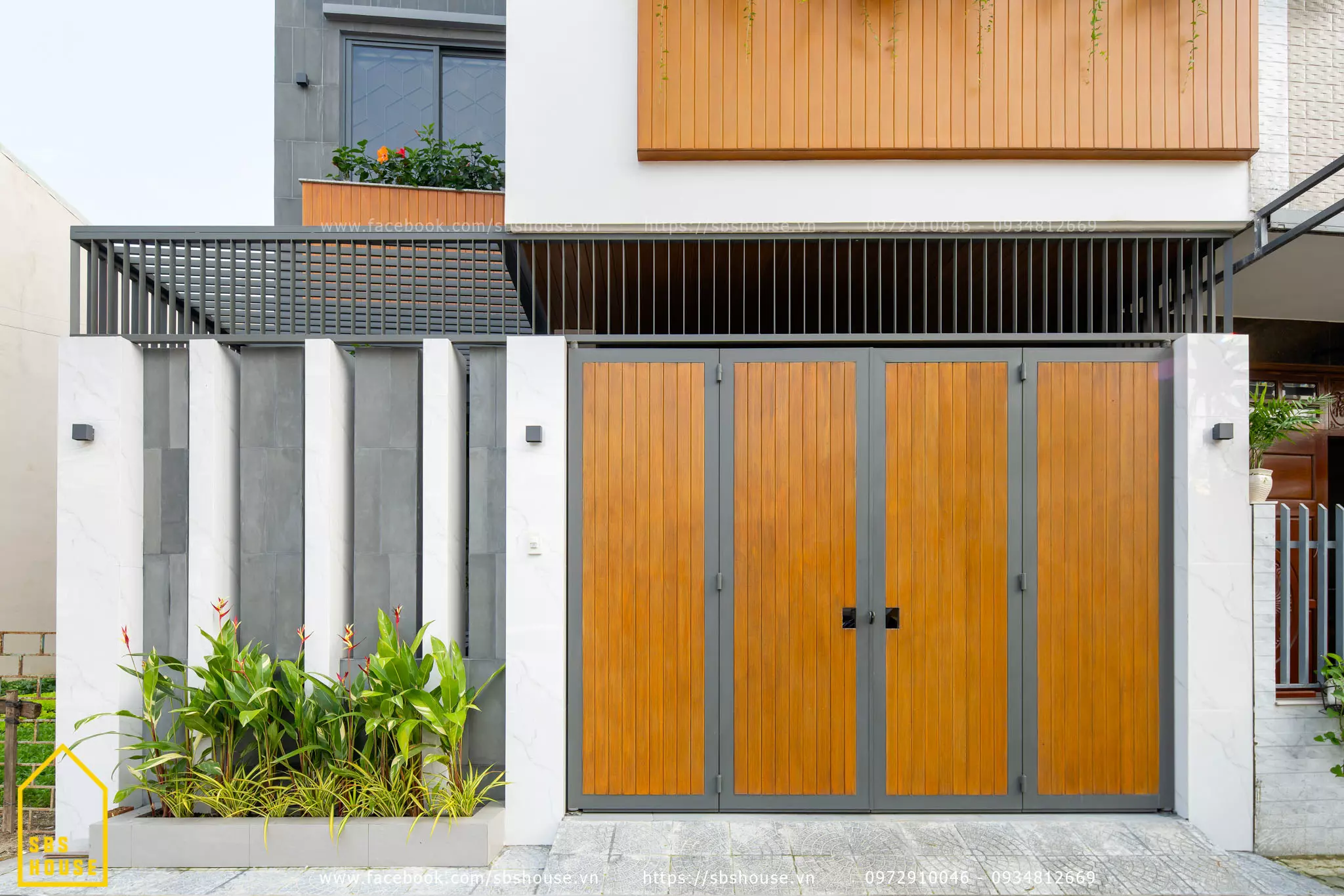 Cổng nhà đẹp ở nông thôn làm từ gỗ conwood