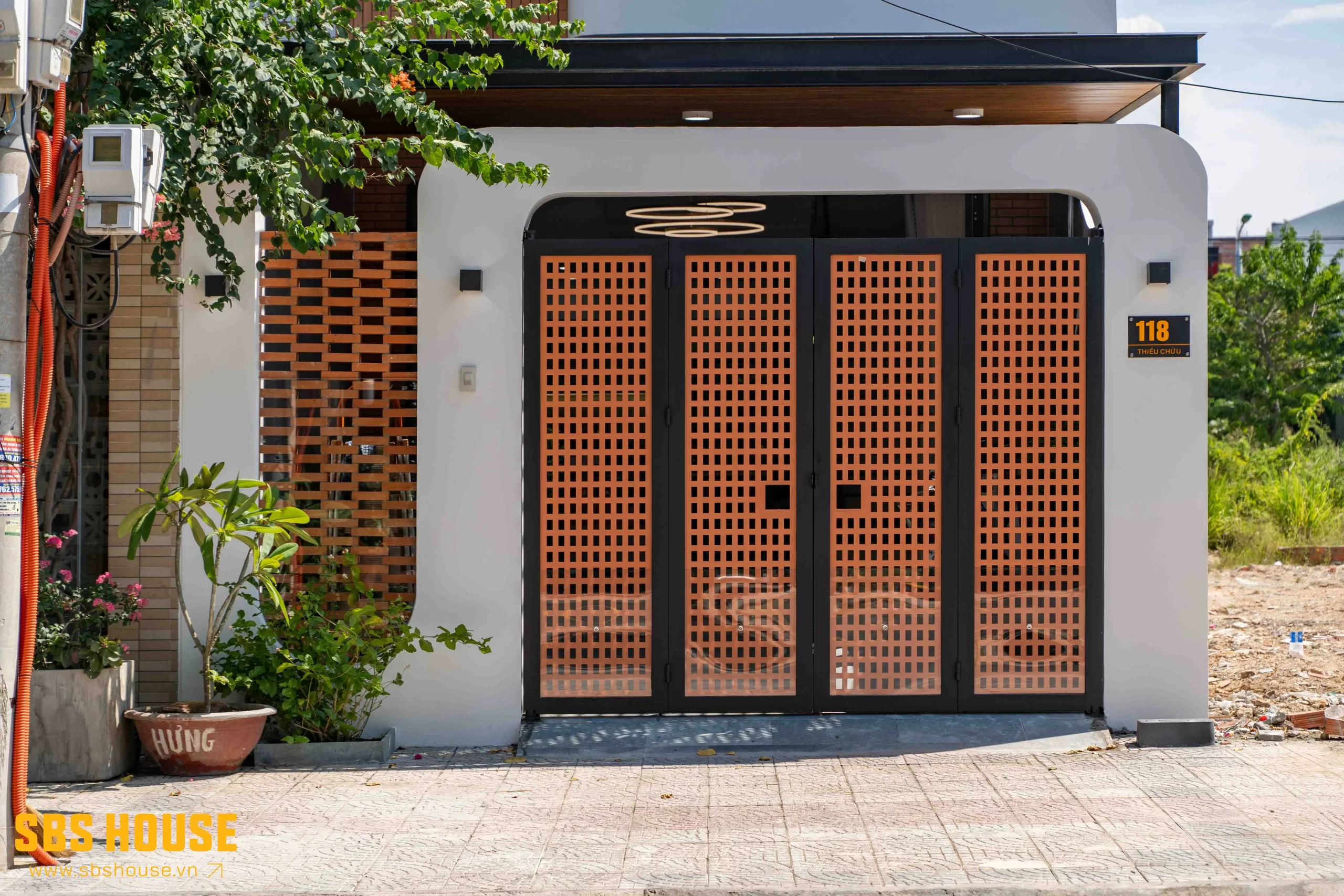 Lựa chọn phong cách thiết kế cổng nhà đẹp ở nông thôn phù hợp với kiến trúc tổng thể