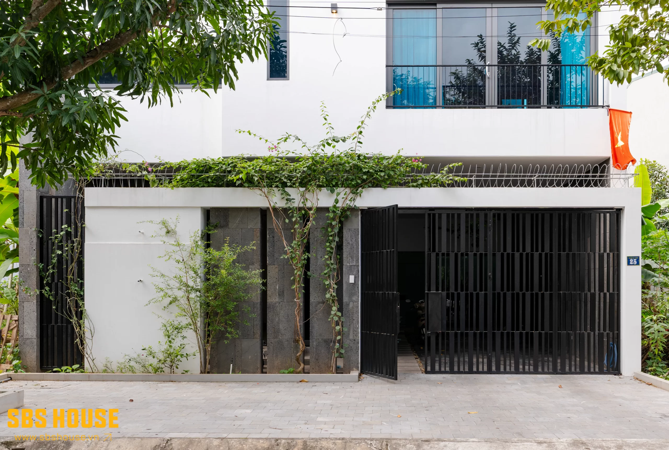 Cổng nhà đẹp ở nông thông đóng vai trò quan trọng trong việc bảo vệ an toàn và tăng tính thẩm mỹ cho ngôi nhà