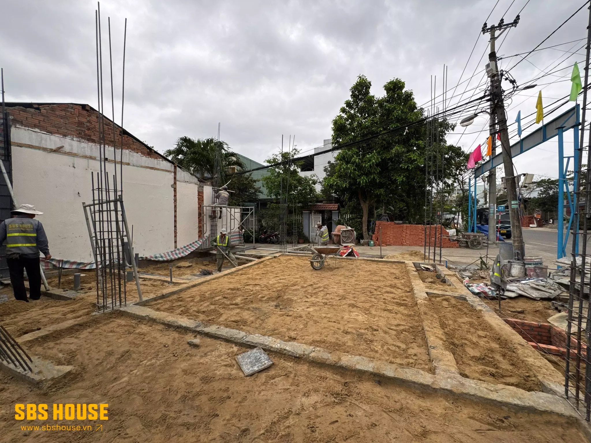 so sánh đổ nền nhà bằng đất hay cát sẽ tốt hơn 