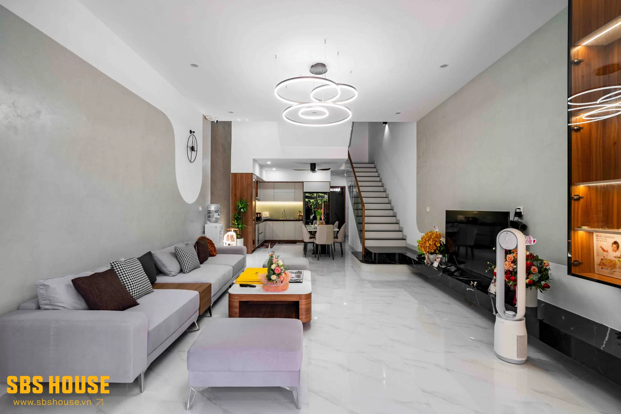 Việc thiết kế phòng khách liền bếp giúp không gian nhà 5x16m được rộng rãi, mang tính kết nối hơn