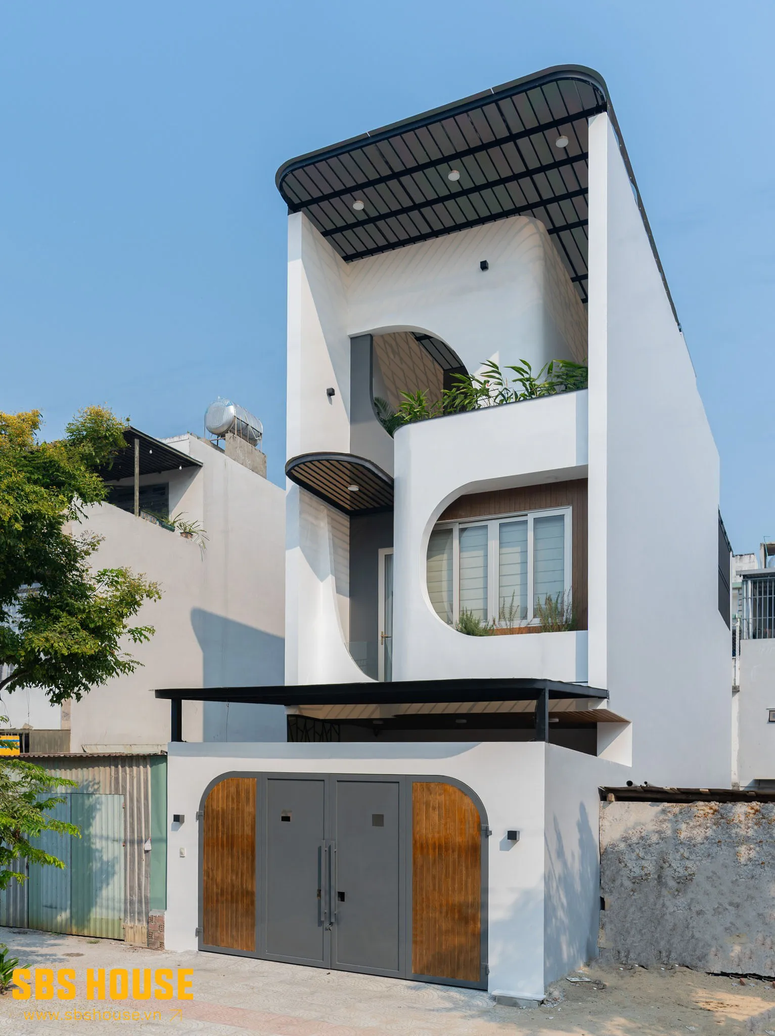 Nhà mái bằng 100m2 với 2 tầng 1 tum được định hình bằng những đường cong mềm mại, tạo nên tổng thể hiện đại, độc đáo