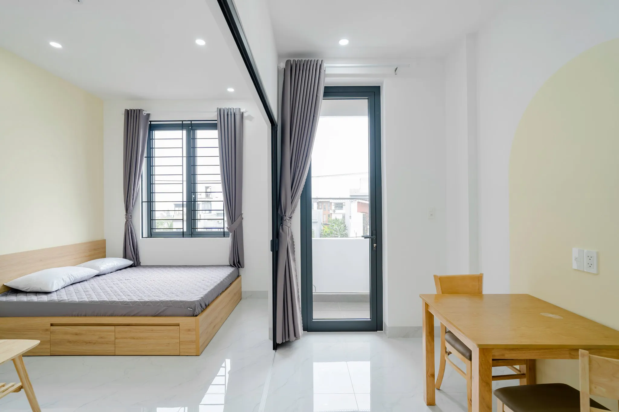 Các căn hộ cho thuê được ứng dụng tông màu sáng làm chủ đạo, tạo cảm giác rộng rãi hơn cho không gian. Kết hợp sử dụng nội thất gỗ, mang đến sự ấm cúng hơn.