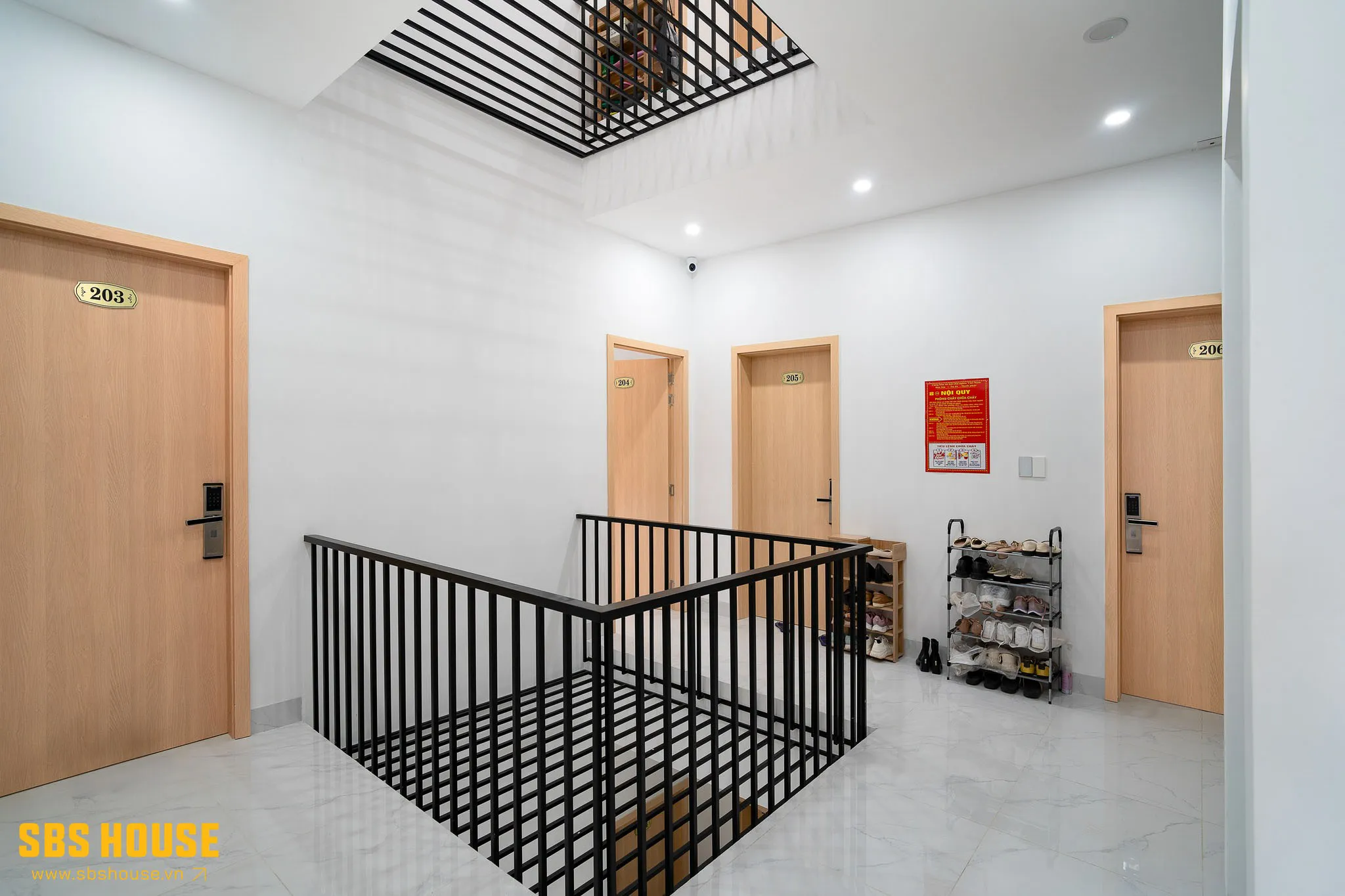 Bố trí ô thông tầng giúp không gian các sảnh mỗi tầng thoáng và sáng hơn cho tổng thể căn hộ.