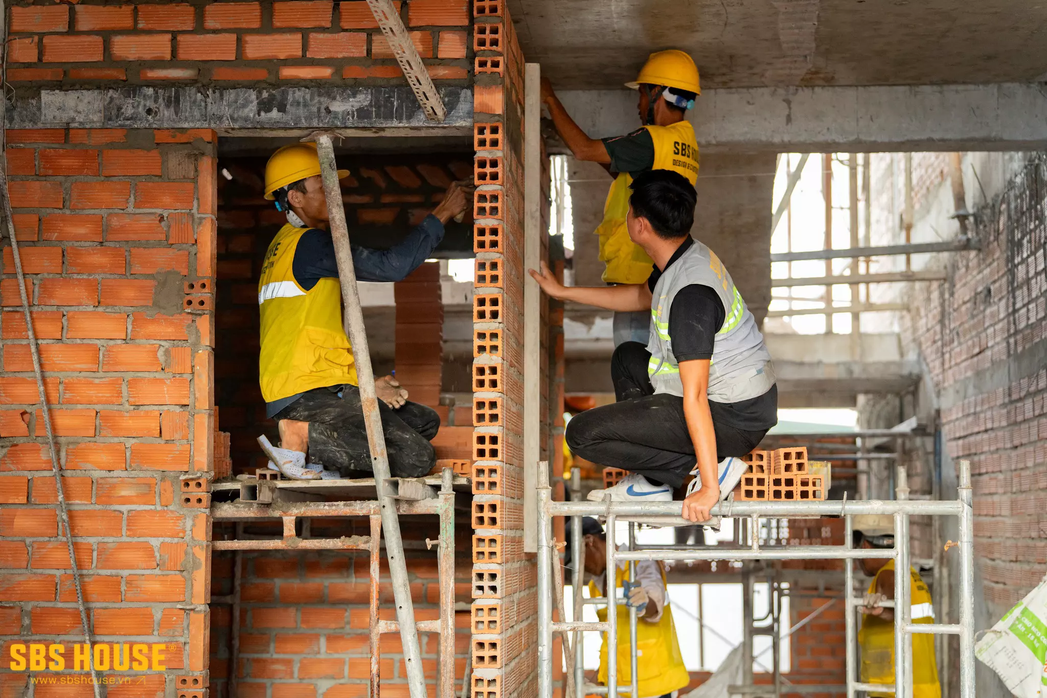 xây nhà 3 tầng nên xây tường 10 hay tường 20