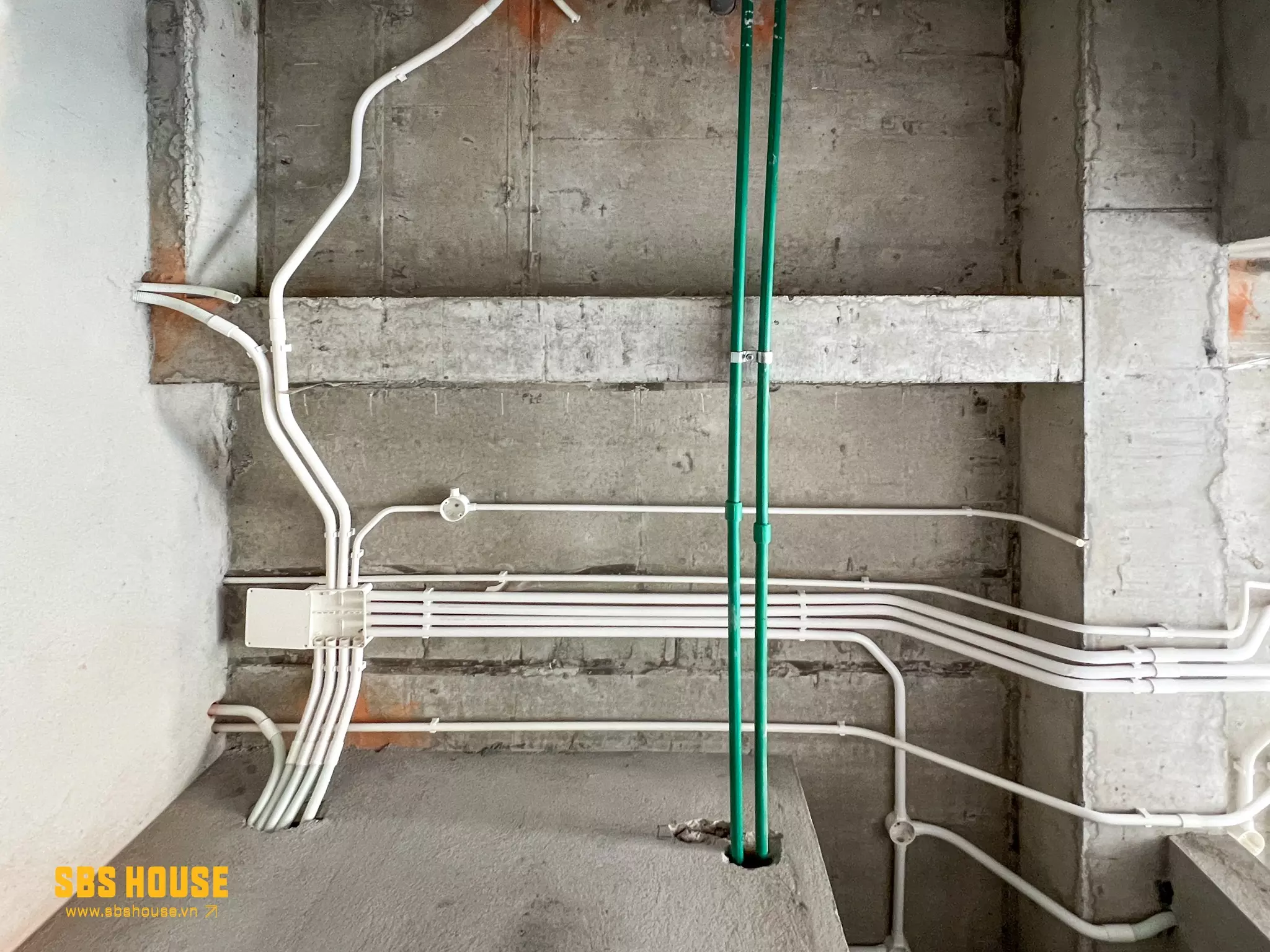 Có nên kết hợp cả điện âm và điện nổi trong một công trình không