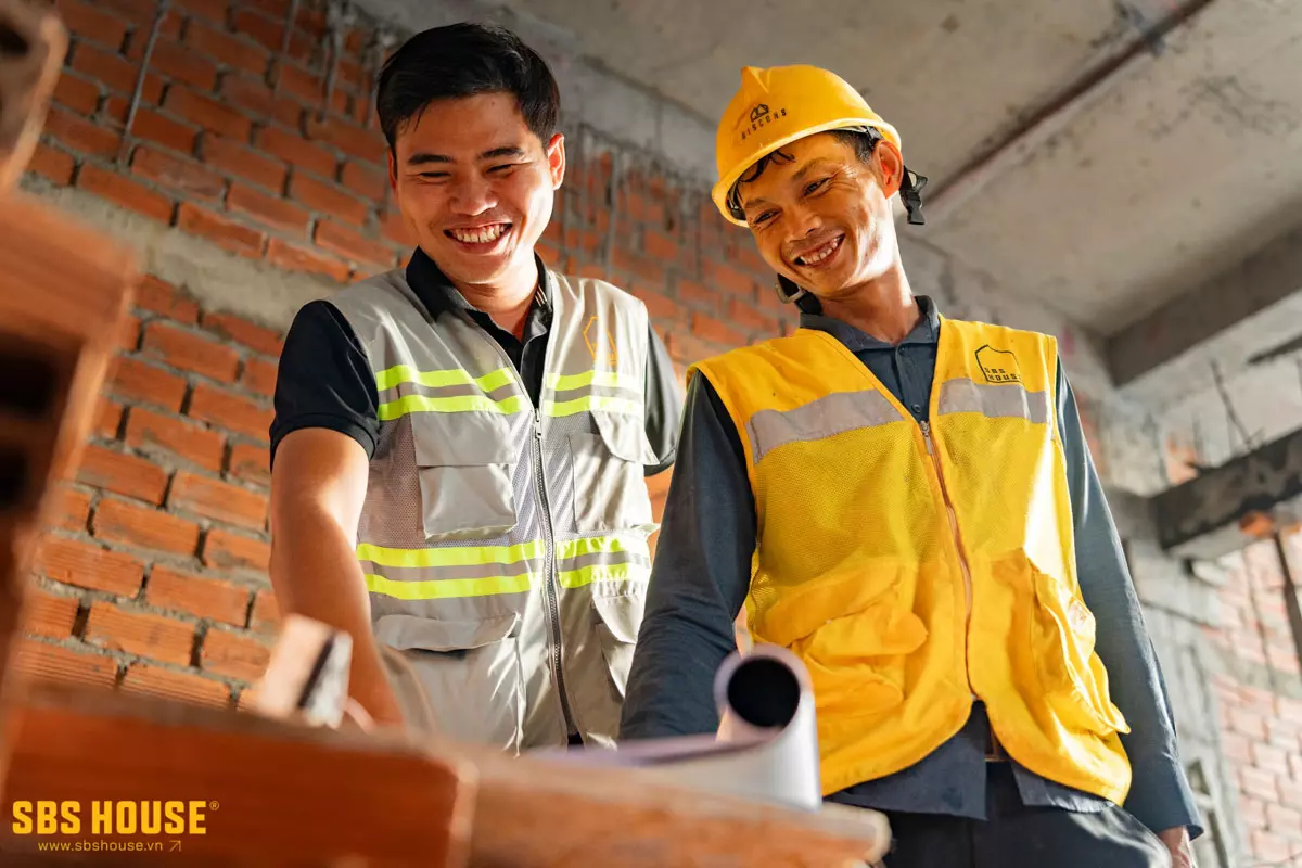 giám sát và thợ phối hợp với nhau tạo nên công trình chuẩn chỉ