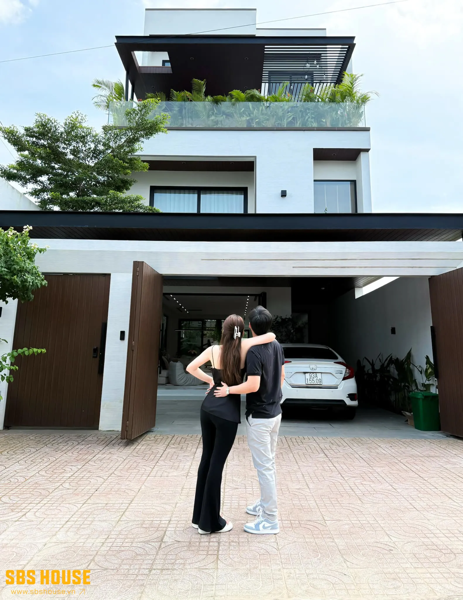 Toàn cảnh ngoại thất hiện đại, đường nét gọn gàng, sang trọng
