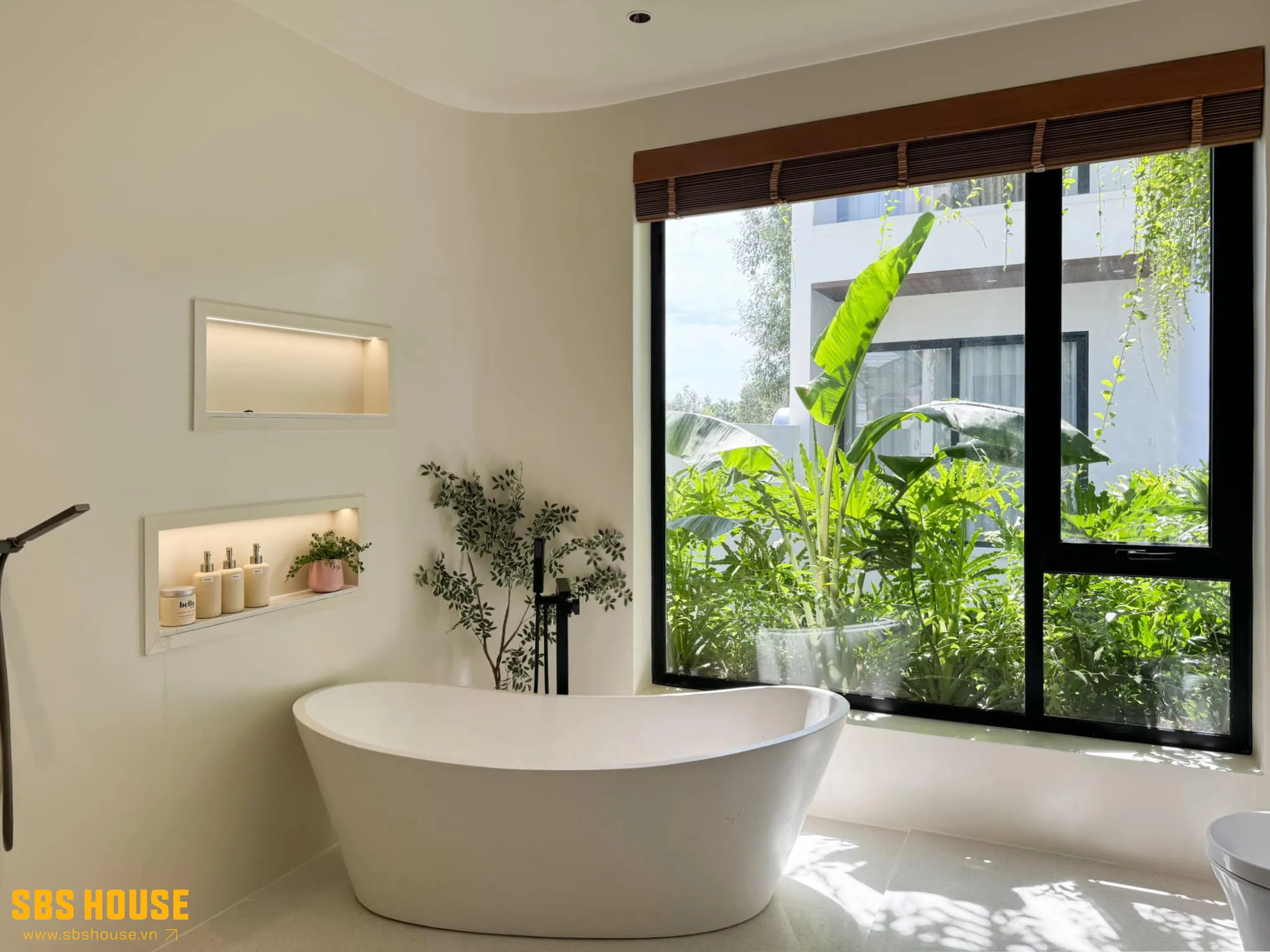 Phòng tắm rộng thoáng, tận dụng ánh sáng và tầm nhìn xanh mát