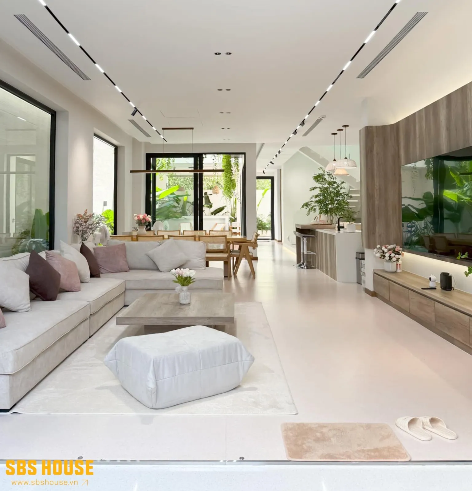 Hệ cửa kính lớn mang ánh sáng và gió trời vào từng góc nhà