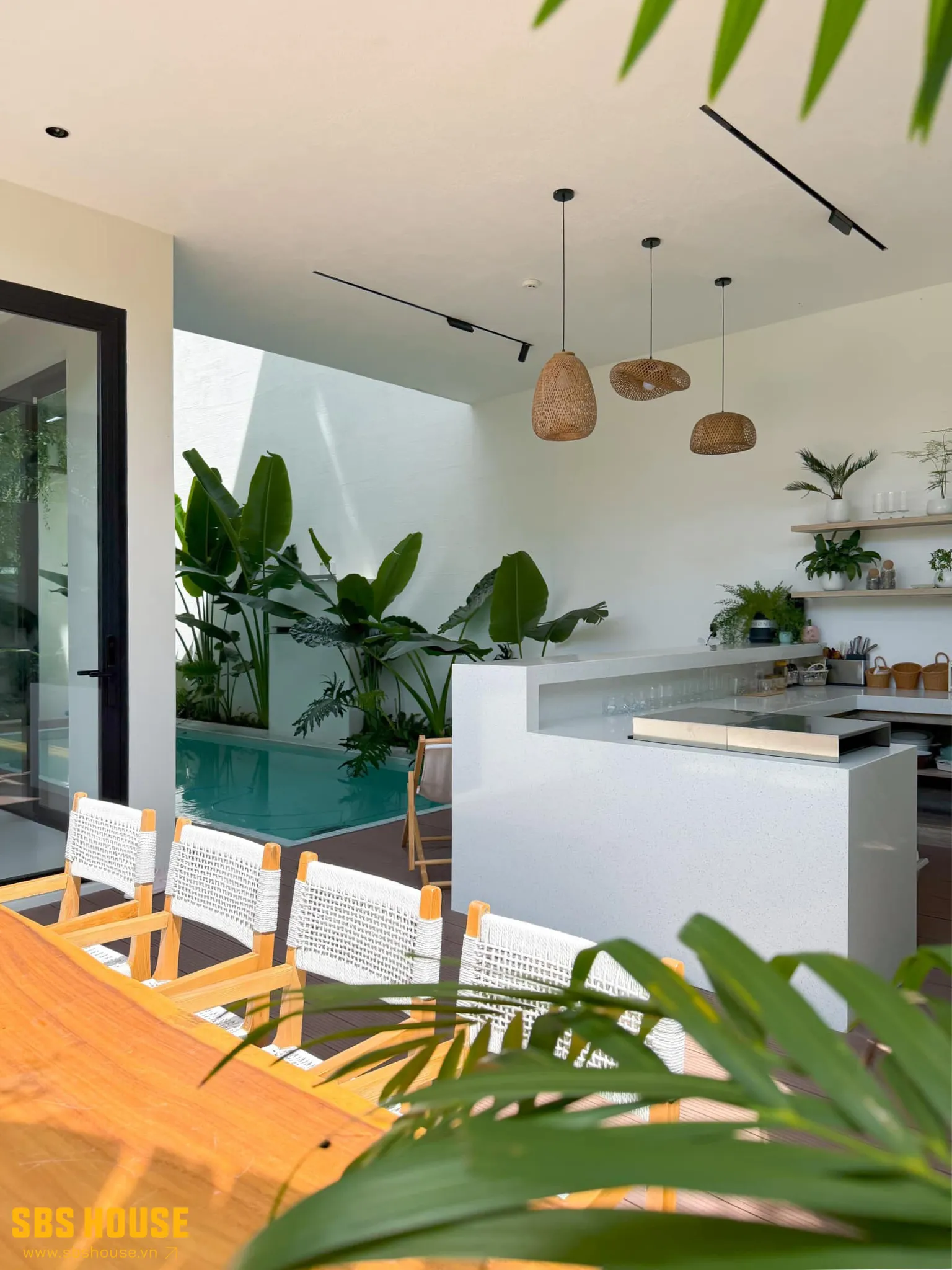 Bể bơi nhỏ gọn giữa khu vườn xanh mát, nơi thư giãn lý tưởng