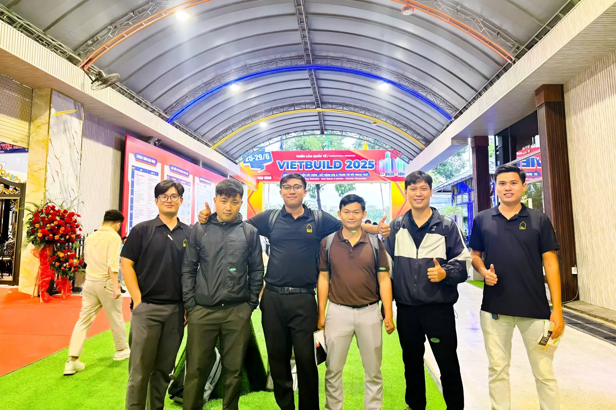 Các thành viên phòng Thi công SBS TP. HCM với hoạt động tham gia triển lãm vật liệu