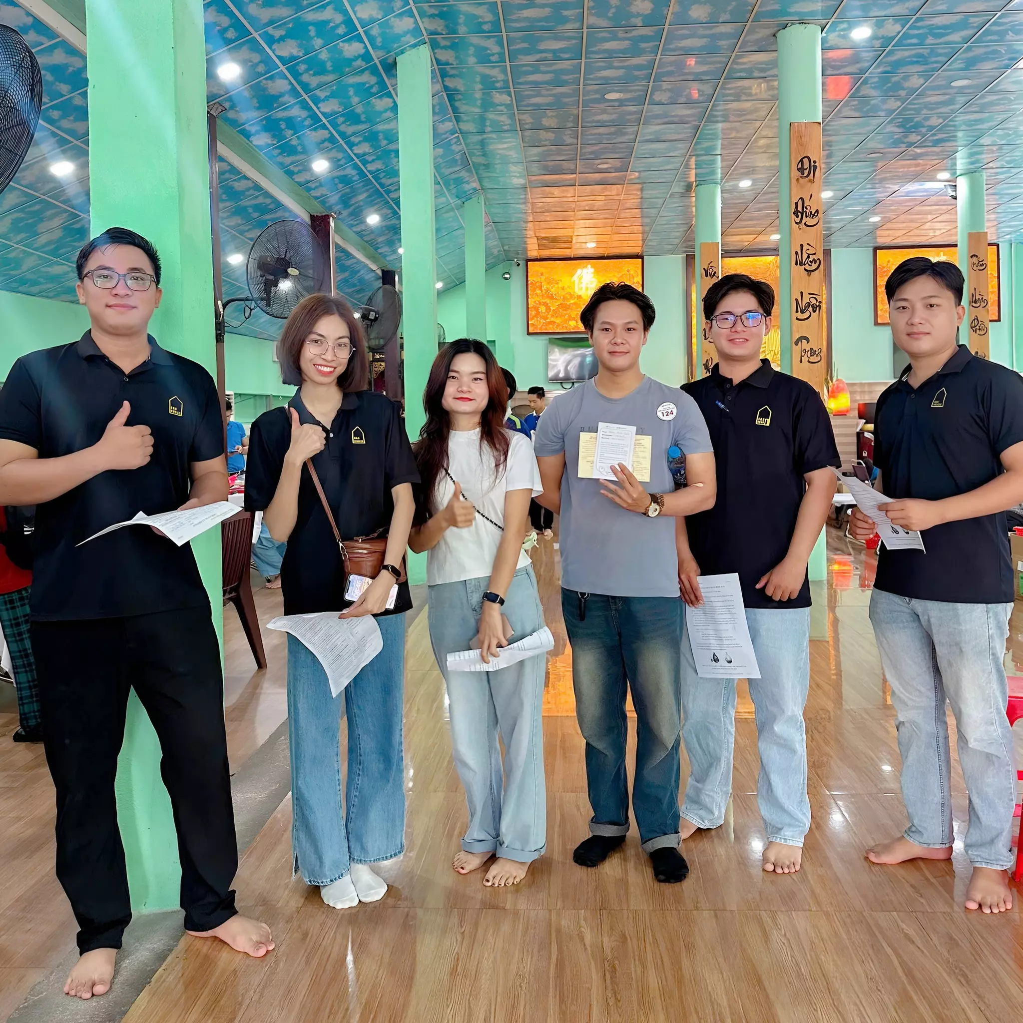 Tham gia hoạt động hiến máu tình nguyện