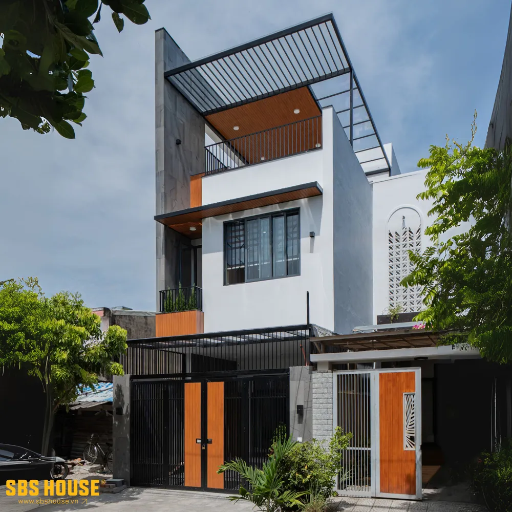 Hình khối hiện đại, tông trắng sáng kết hợp mảng kính lớn thể hiện ngôn ngữ thiết kế mạch lạc, tinh gọn đặc trưng của SBS HOUSE.