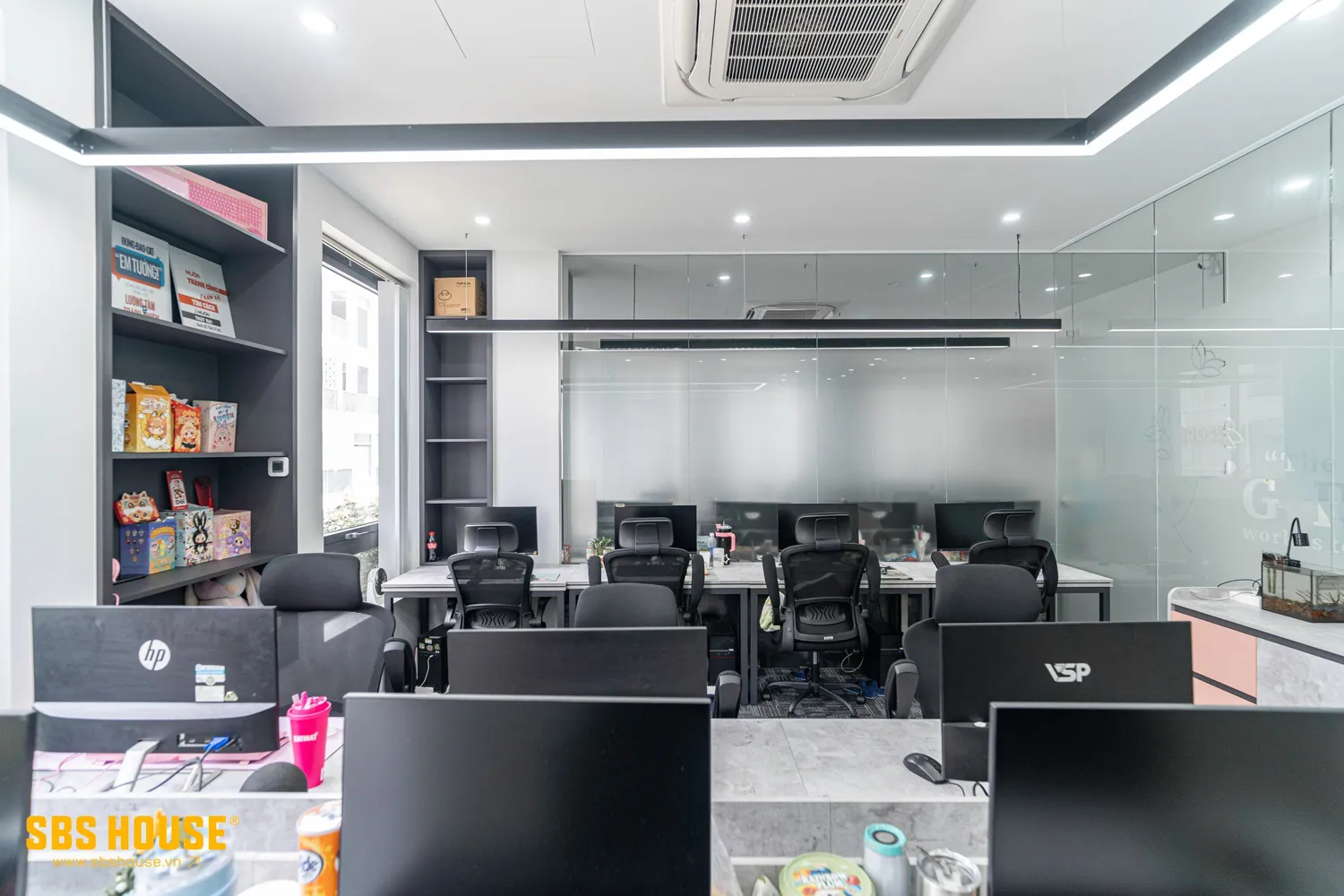 Hệ cửa kính lớn giúp ánh sáng tràn ngập không gian, giảm phụ thuộc vào nguồn sáng nhân tạo và mang đến cảm giác thoải mái suốt cả ngày.
