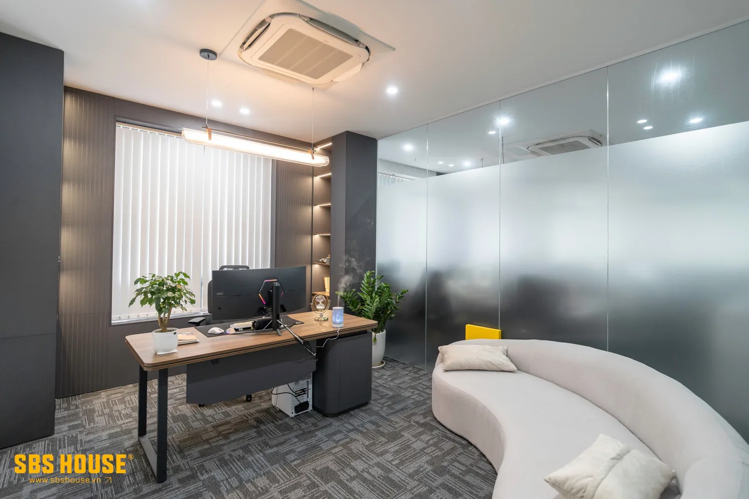 Không gian riêng tư nhưng vẫn mở, tận dụng ánh sáng tự nhiên và tầm nhìn xa, biểu tượng cho tinh thần lãnh đạo sáng tạo, linh hoạt.