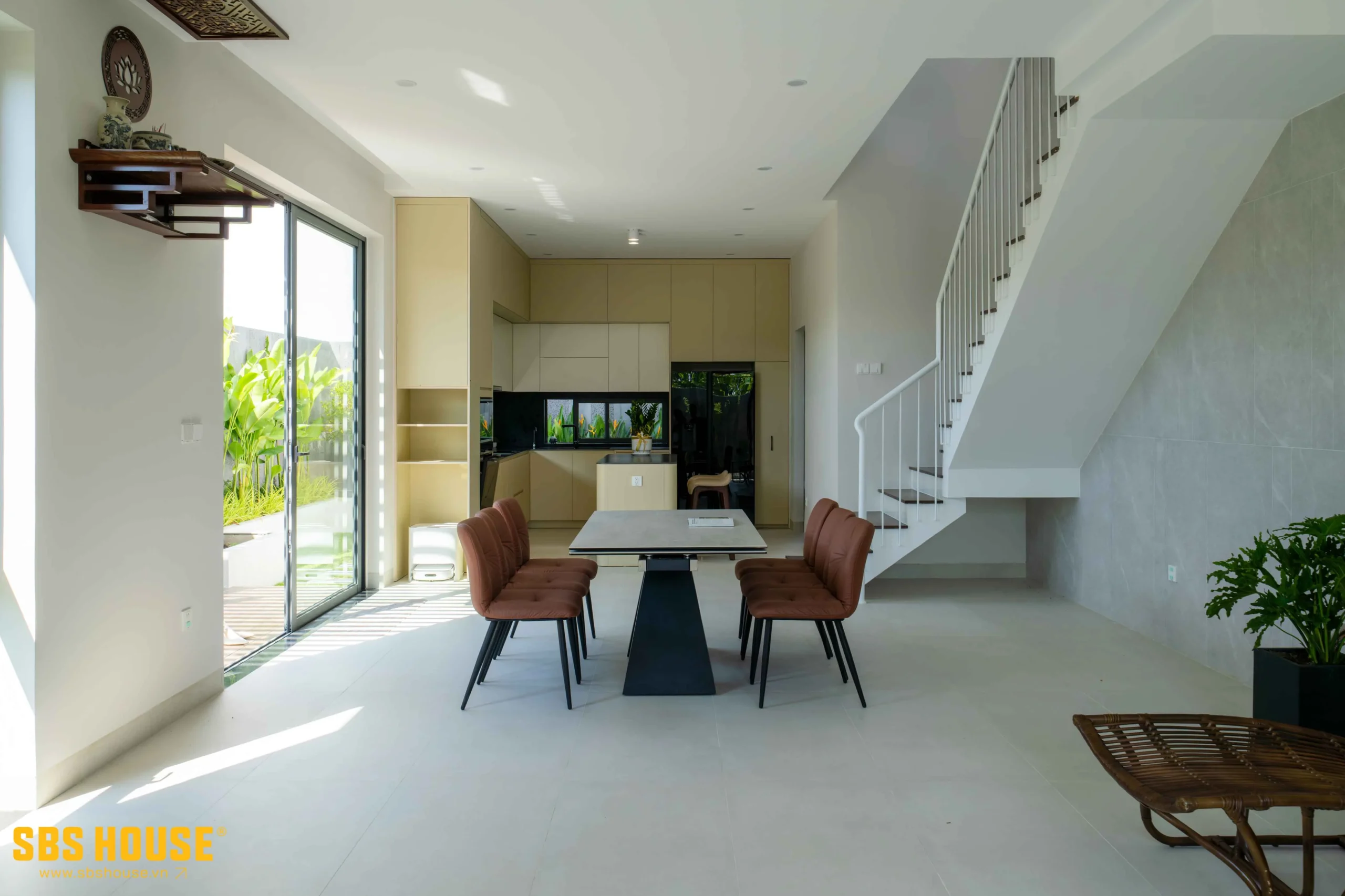 Thiết kế mở giúp không gian trong T's House luôn tràn ngập ánh sáng. 